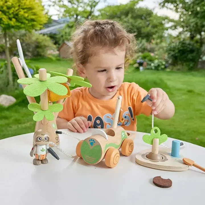 HAPE - Carro Elétrico de Brincar com Kit de Plantação de Árvores